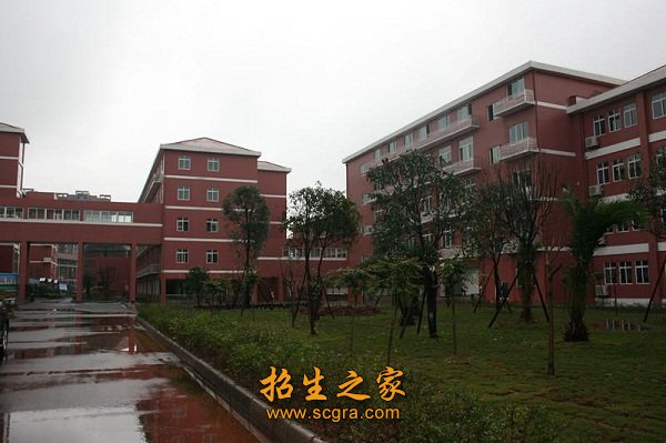 1990年被评为首批省级重点职高