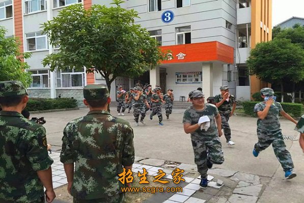 全校在岗教职员工208人