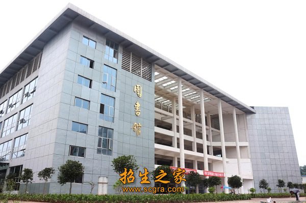 人文社会科学系等7个系（院）