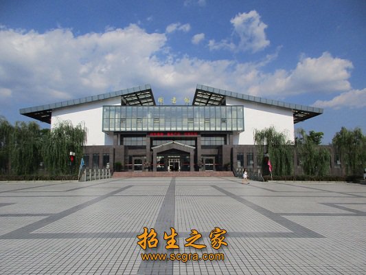 锦江河水穿校而过
