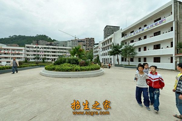 崇德笃行”