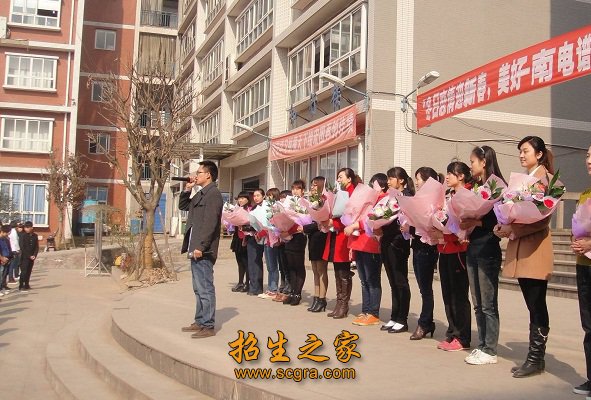依法治校“的办学理念