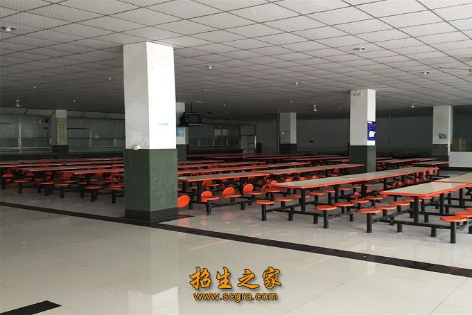 始终坚持"育人为本"的办学理念