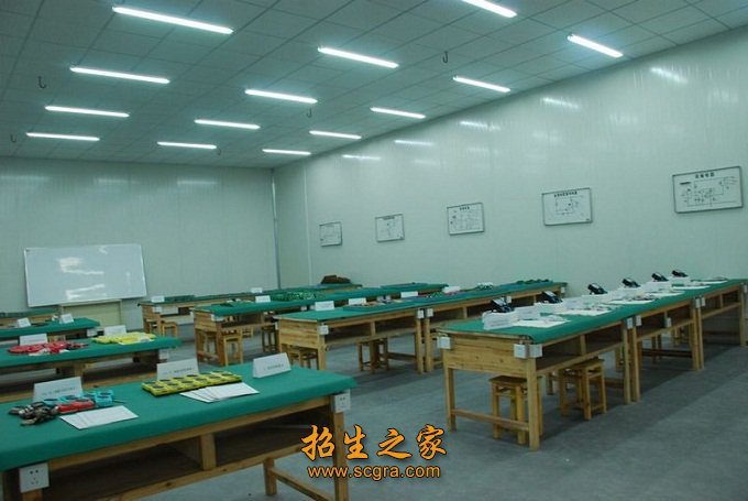 秉承“砺苦谨信·惟精弘毅”的校训