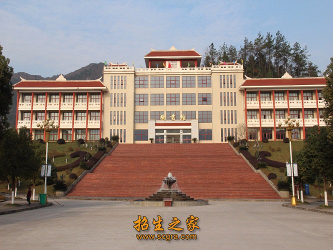 校内外实习实训基地100余个
