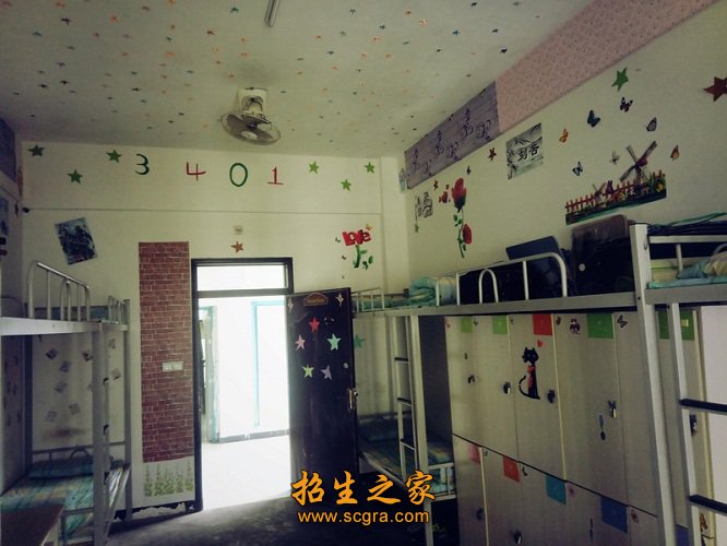 毗邻神女湖风景区的新校区