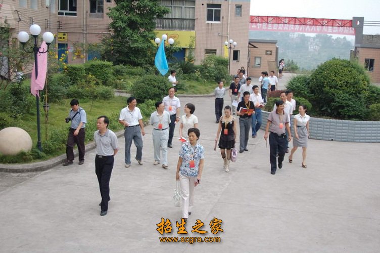 横桥飞渡越长云