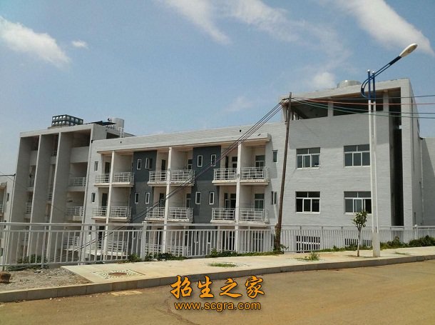 1975年名为兴义地区“五·七”师范