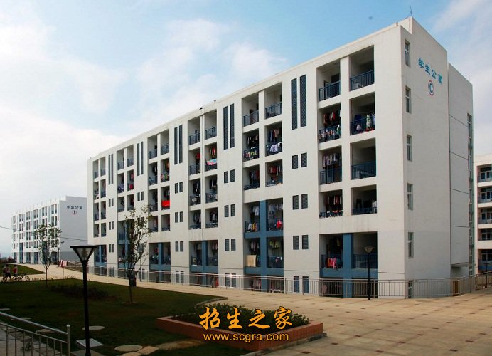 生均设备值8000余元