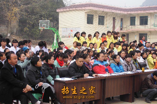 全校员工凭着对职教事业的追求