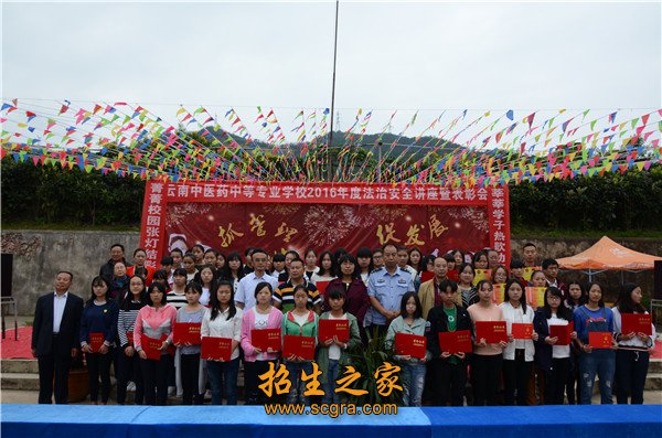 金殿风景区毗邻