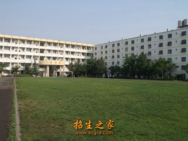 坚持社会主义办学方向