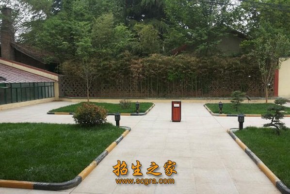 周围建有唐大慈恩寺遗址公园