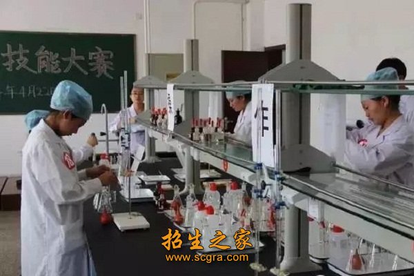 招生范围面向全区应届初中毕业生