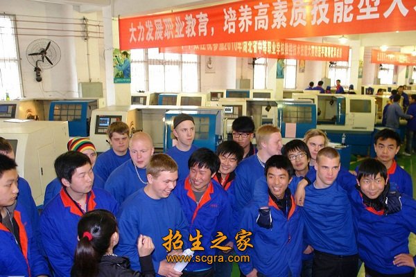 实现4人一间