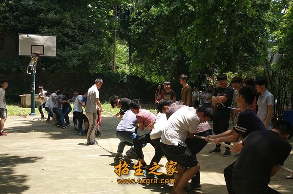 同题参见校园依山傍水