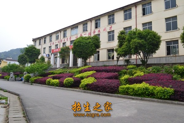 待人特别有礼