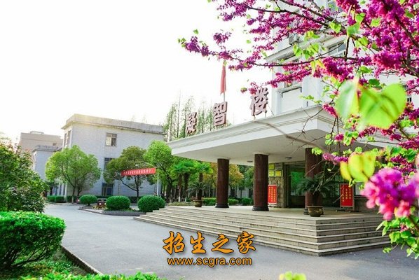 建示范”的办学战略