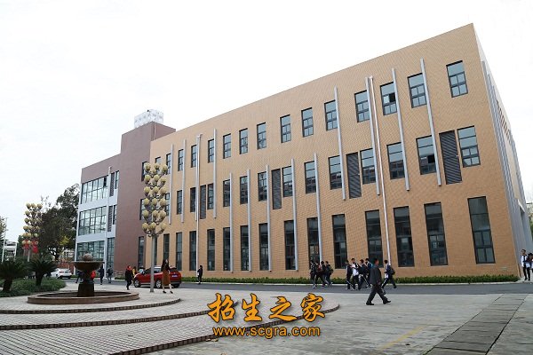 只需要缴相应书本费和住宿费