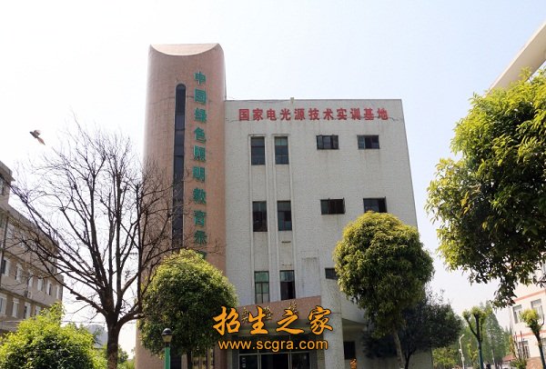 高度重视毕业生就业工作