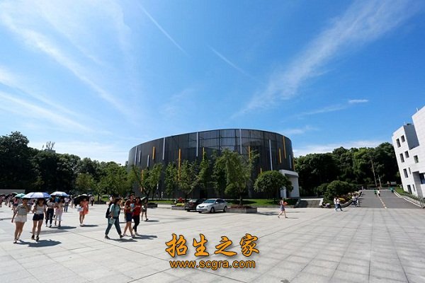 与高铁东站和火车站相邻