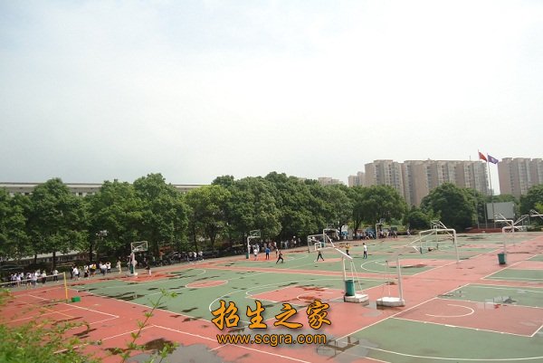 以创新办学理念为根本