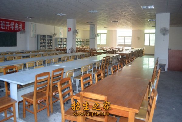 形成了一支由教学名师
