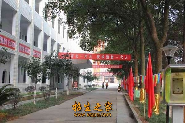 校园占地100亩