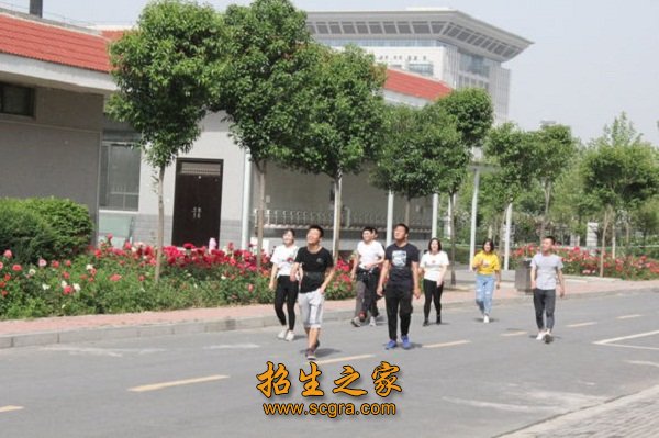 有400米标准塑胶跑道