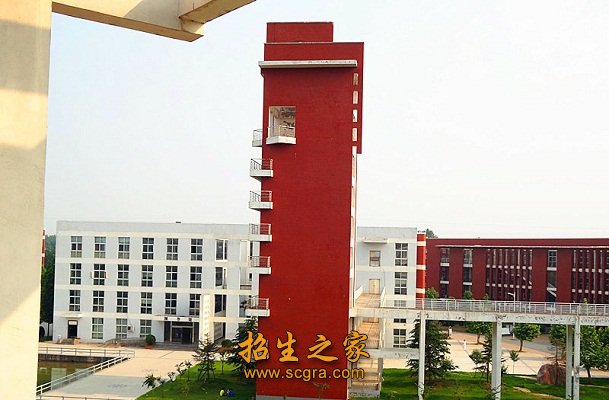 多媒体教室和语音室座位4300个