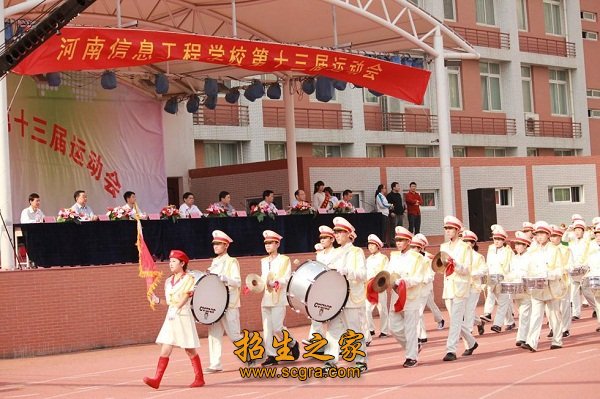 开设了“电脑实验班”