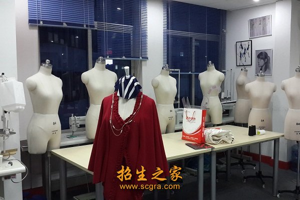 服装理论研究及宣传评论等方面工作的高