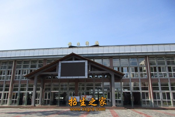 在这样宽敞的校园中