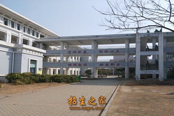 入学时即签订合同