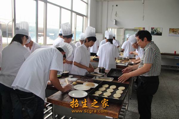 专业技能强的厨师队伍来充实