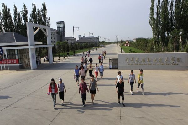 同类内容两者都保留在站内即可形成完整