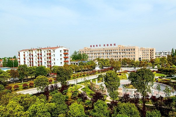现坐落在长江之滨