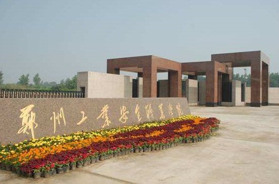 东邻107国道