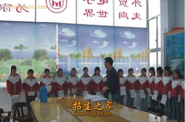 同类内容两个教学区的环境都是非常好的