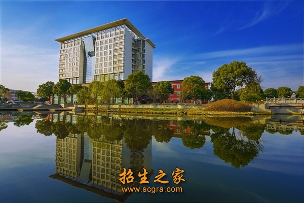 坐落在风景优美