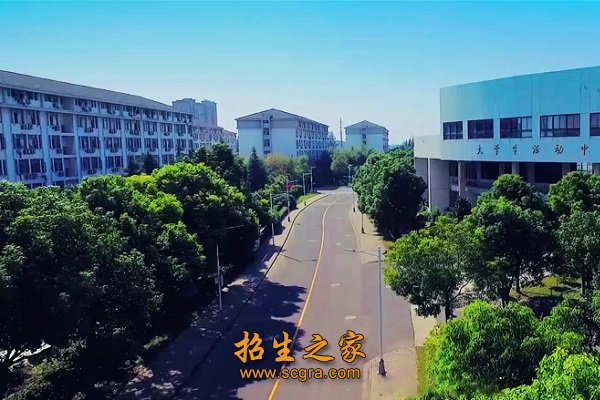 其中还能看到一座座的现代化大楼