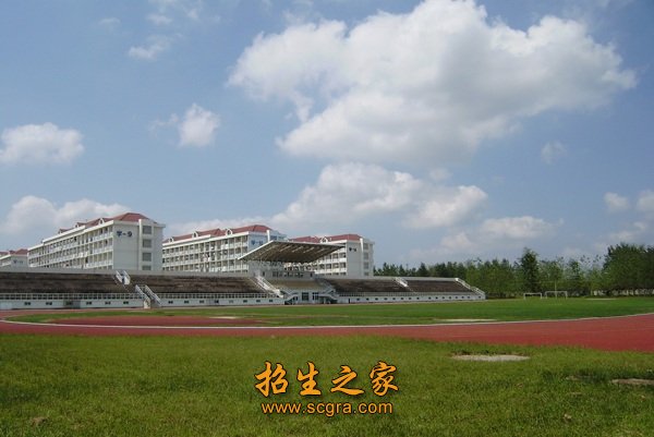 始终坚持用周恩来精神办学育人