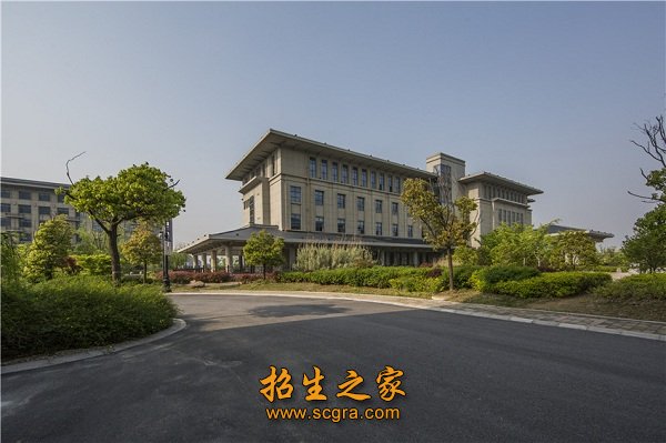 据正治校”为管理理念