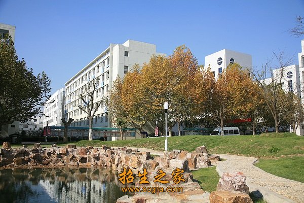 美观大气逶迤相连的教学楼