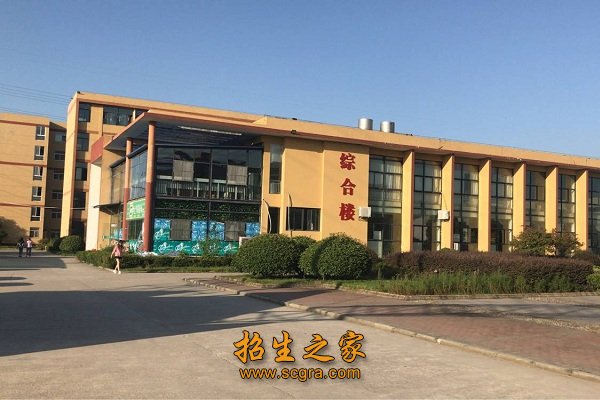 拥有150公里深水岸线和30万吨级的