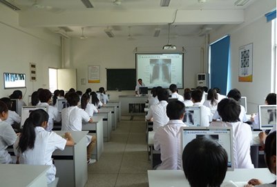 在护理行业是很难找到男生的